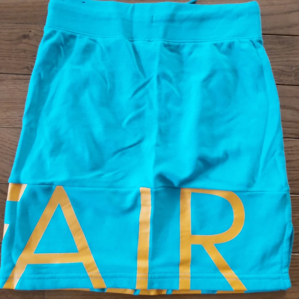 Gorgeous girls Nike skirt - Picture 2 of 2